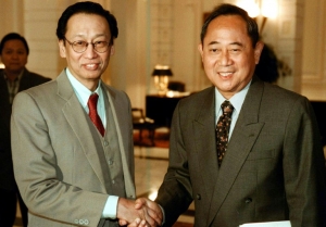 (1997) Jose Maria Sison (e) e um representante do governo filipino, em um hotel na Holanda