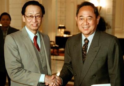 (1997) Jose Maria Sison (e) e um representante do governo filipino, em um hotel na Holanda