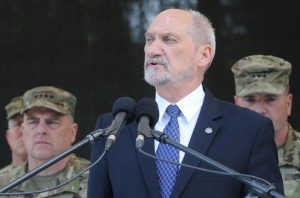 O ministro&nbsp;de Defesa polon&ecirc;s, Antoni Macierewicz, discursa durante cerim&ocirc;nia, em Rembertow, no dia 6 de junho de 2016