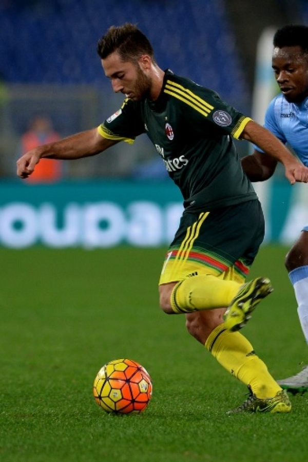 AC Milan's midfielder from Italy Andrea Bertolacci vies with Lazio's midfielder from Nigeria Ogenyi Onazi during the Italian Serie A football match between Lazio and AC Milan at Olympic Stadium in Rome on November 1, 2015. AFP PHOTO / TIZIANA FABI