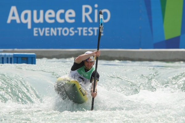 O cano&iacute;sta esloveno Peter Kauzer participa em evento-teste para os Jogos Ol&iacute;mpicos Rio-2016 em 28 de novembro