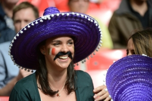 (Arquivo) Uma torcedora do M&eacute;xico &eacute; vista em Londres, no dia 3 de agosto de 2012