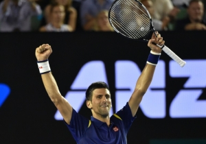 Djokovic festeja a vit&oacute;ria