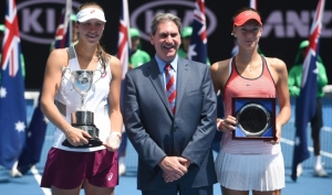 David Haggerty (C), presidente da ITF, posa ao lado das finalistas do torneio juvenil do Aberto da Austr&aacute;lia, em 30 de janeiro, em Melbourne