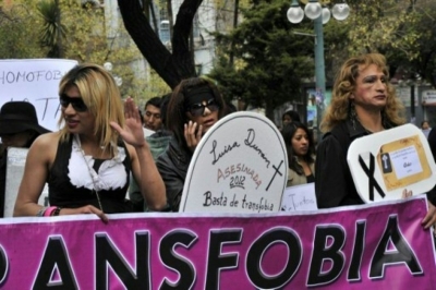 Membros da comunidade boliviana de l&eacute;sbicas, gays e transexuais participam de marcha pelo Dia Internacional contra a Homofobia, em La Paz, em 17 de maio de 2013