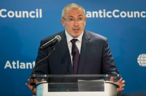 Mikhail Khodorkovski discursa durante evento em Washington no dia 17 de junho