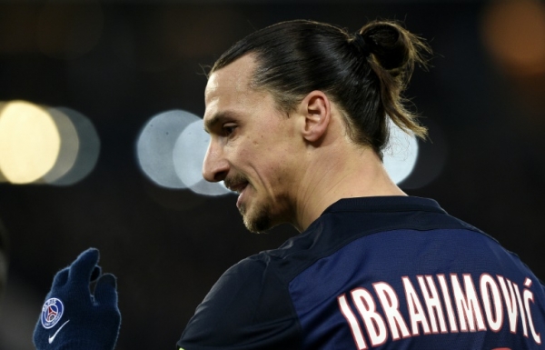 Zlatan Ibrahimovic, do Paris Saint-Germain, comemora gol durante partida contra o Angers, em Paris, no dia 23 de janeiro de 2016