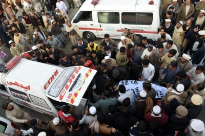 V&iacute;timas do atentado suic&iacute;da contra a entrada da Autoridade Nacional de Dados e Registros (Nadra) s&atilde;o levadas para um hospital de Mardan, Paquist&atilde;o, em 29 de dezembro de 2015