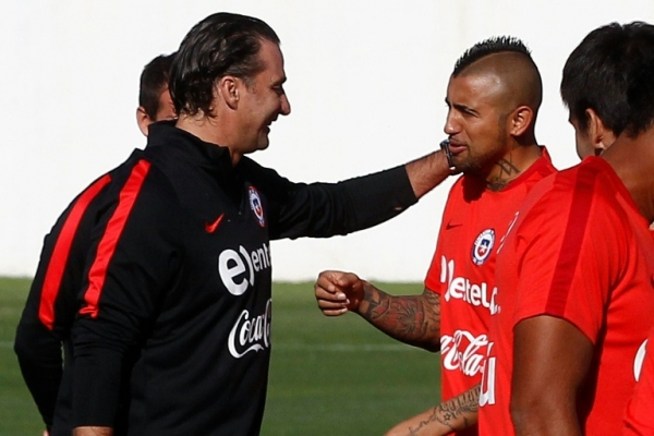Juan Antonio Pizzi e Arturo Vidal conversam durante treino da sele&ccedil;&atilde;o chilena, 22 de mar&ccedil;o, 2016 em Santiago