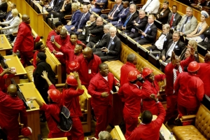 Deputados do partido de esquerda radical Combatentes da Liberdade Econ&ocirc;mica (EFF) deixam o Parlamento sul-africano durante discurso do presidente Jacob Zuma, em Cape Town, no dia 11 de fevereiro de 2016