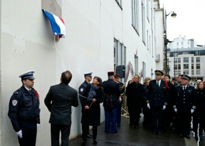 O presidente franc&ecirc;s Fran&ccedil;ois Hollande inaugura placa de recorda&ccedil;&atilde;o &agrave;s v&iacute;timas dos ataques &agrave; revista sat&iacute;rica Charlie Hebdo, em Paris, no dia 7 de janeiro de 2015