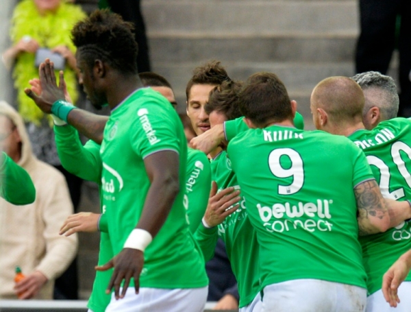 Jogadores do Saint-Etienne comemoram gol na partida contra o Angers, 20 de dezembro, 2015 na Fran&ccedil;a