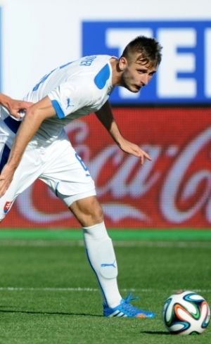 Russia's national football team's forward Maksim Kanunnikov (L) vies with Slovakia national football team defender Norbert Gyomber during their friendly match in St. Petersburg on May 26, 2014. AFP PHOTO / OLGA MALTSEVA