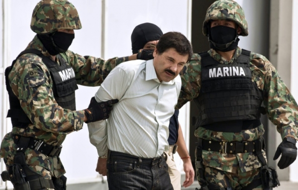O narcotraficante Joaqu&iacute;n "El Chapo" Guzm&aacute;n &eacute; escoltado por militares na Cidade do M&eacute;xico em 22 de fevereiro de 2014