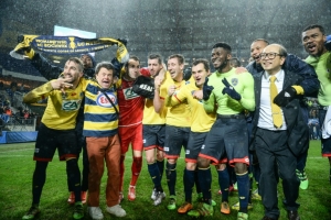 Jogadores e funcion&aacute;rios do Sochaux comemoram no final da partida contra o Nantes, na comuna francesa de Montb&eacute;liard, em 2 de mar&ccedil;o de 2016