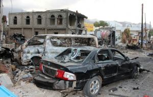 Ve&iacute;culos destru&iacute;dos ap&oacute;s ataque suicida, em &Aacute;den, no dia 28 de janeiro de 2016