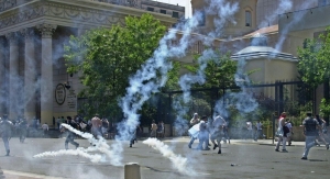 (Arquivo) Policiais lan&ccedil;am bombas de g&aacute;s lacrimog&ecirc;neo durante manifesta&ccedil;&atilde;o, em Buenos Aires, no dia 20 de dezembro de 2001
