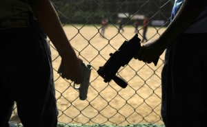 (Arquivo) Crian&ccedil;as s&atilde;o vistas com armas de brinquedo, em Caracas, no dia 21 de agosto de 2008