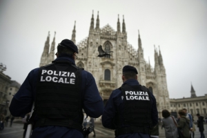 (Arquivo) Policiais italianos s&atilde;o vistos fazendo uma patrulha em Mil&atilde;o no dia 19 de novembro de 2015