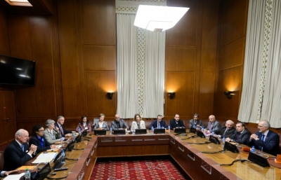 O embaixador s&iacute;rio na ONU e chefe da delega&ccedil;&atilde;o do regime Bashar al Jaafari (D) observa o enviado da ONU na S&iacute;ria, Staffan de Mistura (E) na abertura dos di&aacute;logos de paz das Na&ccedil;&otilde;es Unidas sobre o conflito s&iacute;rio, em 29 de janeiro, em Genebra