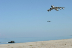 For&ccedil;as navais americanas confiscaram no Mar Ar&aacute;bico um carregamento de armas, que acreditam que foram enviadas pelo Ir&atilde; aos rebeldes huthis do I&ecirc;men, informou a Marinha.