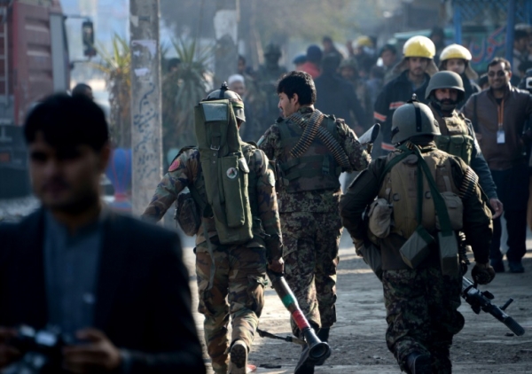 For&ccedil;as de seguran&ccedil;a afeg&atilde;s chegam em local de ataque em Jalalabad em 13 de janeiro de 2016