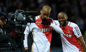 Fabinho (E) comemora com Vagner Love o gol que marcou para o Monaco, em 20 de mar&ccedil;o, em Paris