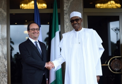 O presidente nigeriano, Muhammadu Buhari (D), recebe o presidente franc&ecirc;s, Fran&ccedil;ois Hollande, em Abuja, no dia 14 de maio de 2016