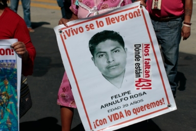 (2014) Parentes exibem fotos dos estudantes desaparecidos de Ayotzinapa