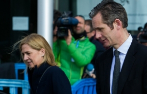 (Arquivo) A irm&atilde; do rei Felipe VI, a infanta Cristina, e seu marido, I&ntilde;aki Urdangarin, em Maiorca, Espanha, no dia 26 de fevereiro de 2016