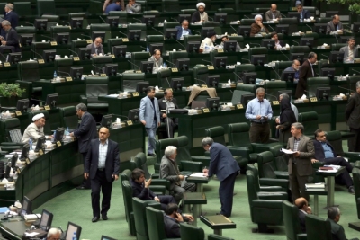 (Arquivo) Deputados assistem a uma sess&atilde;o do Parlamento em Teer&atilde;