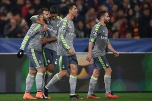 Jogadores do Real Madrid comemoram gol durante partida contra a Roma, em Roma, no dia 17 de fevereiro de 2016