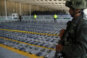 (Arquivo) Um policial colombiano guarda carga de coca&iacute;na apreendida, em Cartagena, no dia 17 de dezembro de 2016