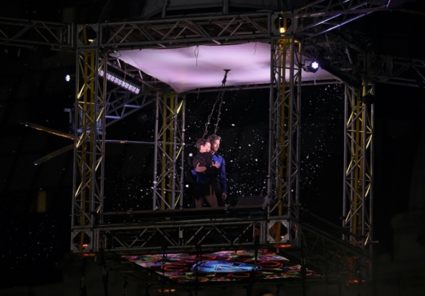 Mora Godoy posa com seu parceiro ap&oacute;s a performance nas alturas