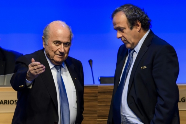 (Arquivo) Joseph Blatter (E) e Michel Platini durante congresso da Fifa em S&atilde;o Paulo em 11 de junho de 2014
