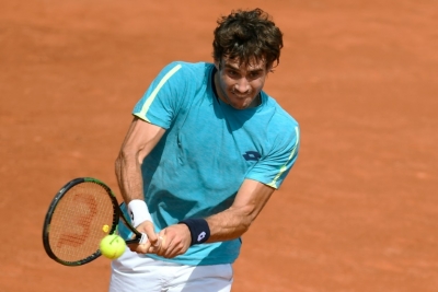 Guido Pella em a&ccedil;&atilde;o durante partida contra Gilles Simon, no torneio de Roland Garros, em Paris, no dia 25 de maio de 2016