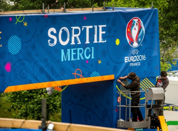 (5 jun) Oper&aacute;rios trabalham em uma instala&ccedil;&atilde;o da Eurocopa em Lille