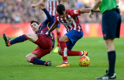 Augusto Fern&aacute;ndez (D) disputa uma bola com Messi, em 30 de janeiro, no Camp Nou