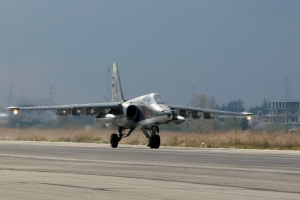 Avi&atilde;o bombardeiro russo Sukhoi Su-25 &eacute; visto na base a&eacute;rea de Hmeimim, em Latakia, S&iacute;ria, no dia 16 de dezembro de 2016