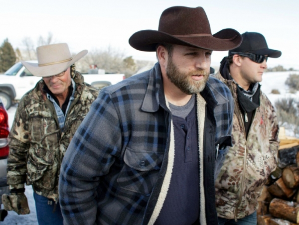 Ammon Bundy (C), o l&iacute;der da ocupa&ccedil;&atilde;o de tr&ecirc;s semanas em parque federal no Oregon
