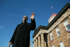 (Arquivo) O presidente americano Barack Obama, ent&atilde;o Senador do pa&iacute;s, acena para partid&aacute;rios na cidade de Springfield, Illinois, em 10 de fevereiro de 2007