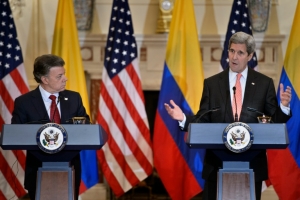 O presidente colombiano, Juan Manuel Santos (E), e o secret&aacute;rio de Estado americano, John Kerry, em Washington, DC, no dia 5 de fevereiro de 2016