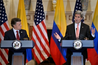 O presidente colombiano, Juan Manuel Santos (E), e o secret&aacute;rio de Estado americano, John Kerry, em Washington, DC, no dia 5 de fevereiro de 2016