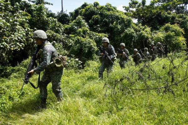 Soldados filipinos durante opera&ccedil;&atilde;o em Mindanao em 28 de novembro de 2015