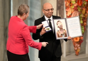 O Nobel da Paz foi entregue nesta quinta-feira ao Quarteto do Di&aacute;logo Nacional tunisiano, por ter salvo a transi&ccedil;&atilde;o democr&aacute;tica na Tun&iacute;sia por meio do di&aacute;logo, um m&eacute;todo que os agraciados desejam ver aplicado na S&iacute;ria e na L&iacute;bia