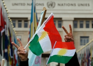 Apoiadores dos curdos s&iacute;rios participam de manifesta&ccedil;&atilde;o com a bandeira do Curdist&atilde;o, em Genebra, no dia 3 de fevereiro de 2016