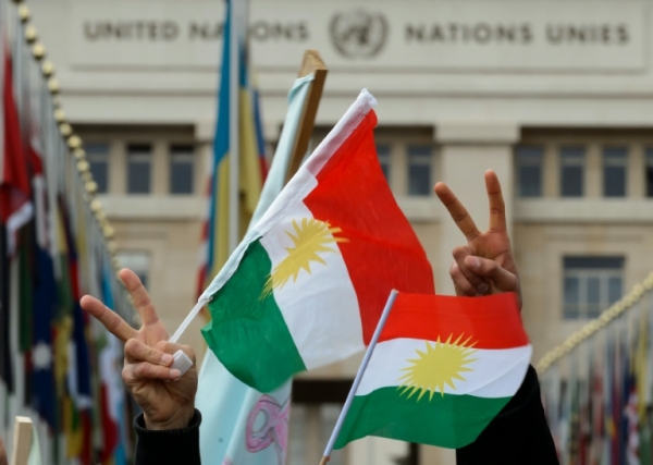 Apoiadores dos curdos s&iacute;rios participam de manifesta&ccedil;&atilde;o com a bandeira do Curdist&atilde;o, em Genebra, no dia 3 de fevereiro de 2016