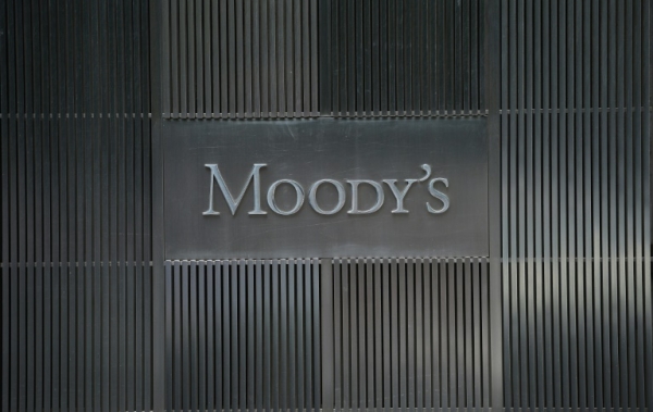 A ag&ecirc;ncia de classifica&ccedil;&atilde;o financeira Moody's rebaixou nesta quarta-feira a d&iacute;vida soberana do Brasil em dois n&iacute;veis, at&eacute; a categoria especulativa, de Baa3 a Ba2, em um cen&aacute;rio de profunda recess&atilde;o e crise pol&iacute;tica