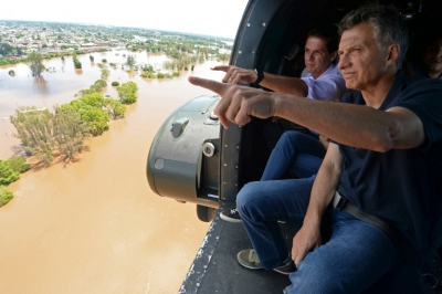 Presidente argentino, Mauricio Macri, sobrevoa a cidade de Conc&oacute;rdia, inundada pelas fortes chuvas que caem na regi&atilde;o.