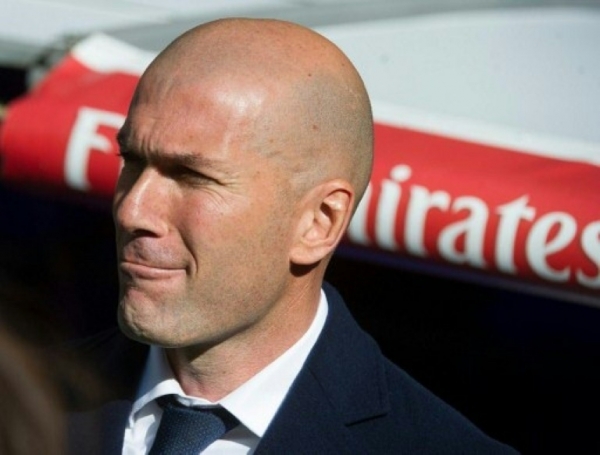 T&eacute;cnico do Real Madrid, Zinedine Zidane, antes da partida do campeonato espanhol entre Real e Atletico de Madrid, no est&aacute;dio Santiago Bernabeu, em 27 de fevereiro de 2016